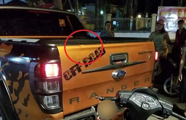 Video: Chạy xe thiếu quan sát, thanh niên đâm vào đuôi ô tô