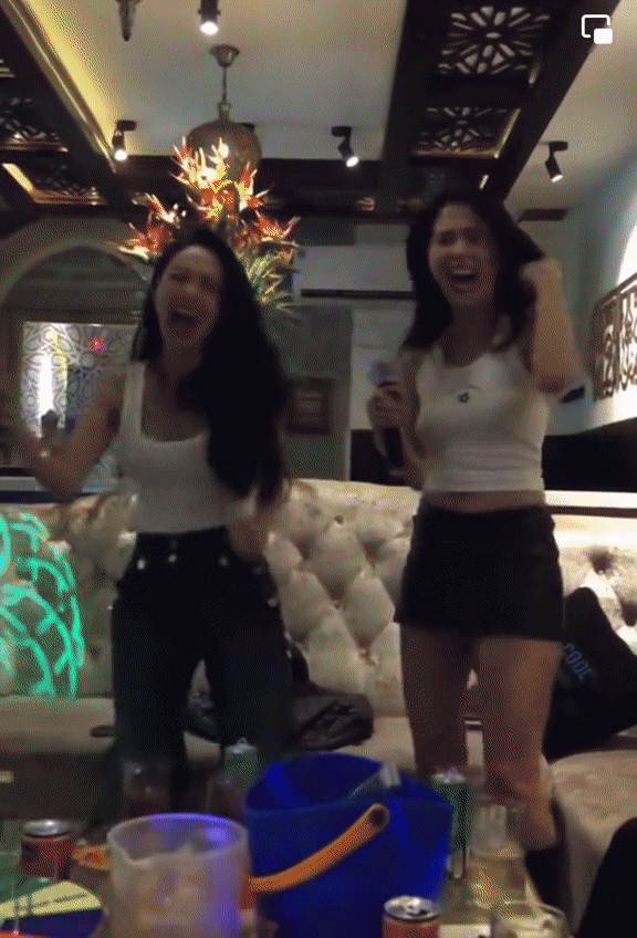 Minh Hang va Ngoc Trinh “quay duc nuoc” trong phong karaoke-Hinh-2