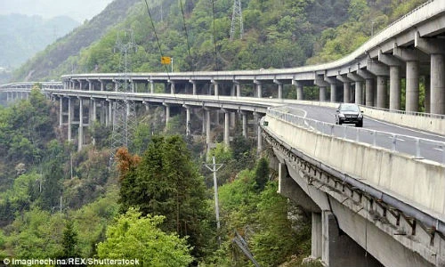 Đứng tim với cầu đường bộ xây trên vách đá dựng đứng