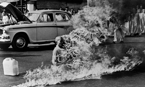 8 vụ tự sát công khai gây sốc nhất lịch sử