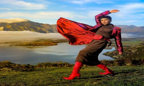 Hoa hậu H'hen Niê tạo dáng giữa trời New Zealand hùng vĩ 