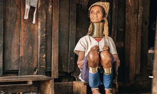 Ngắm vẻ đẹp lạ của những "mỹ nhân cổ dài miên man" 