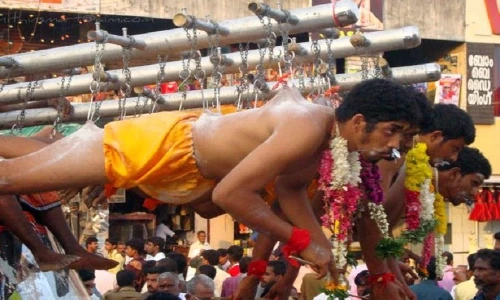 Những nghi lễ rùng rợn, đẫm máu ở Ấn Độ