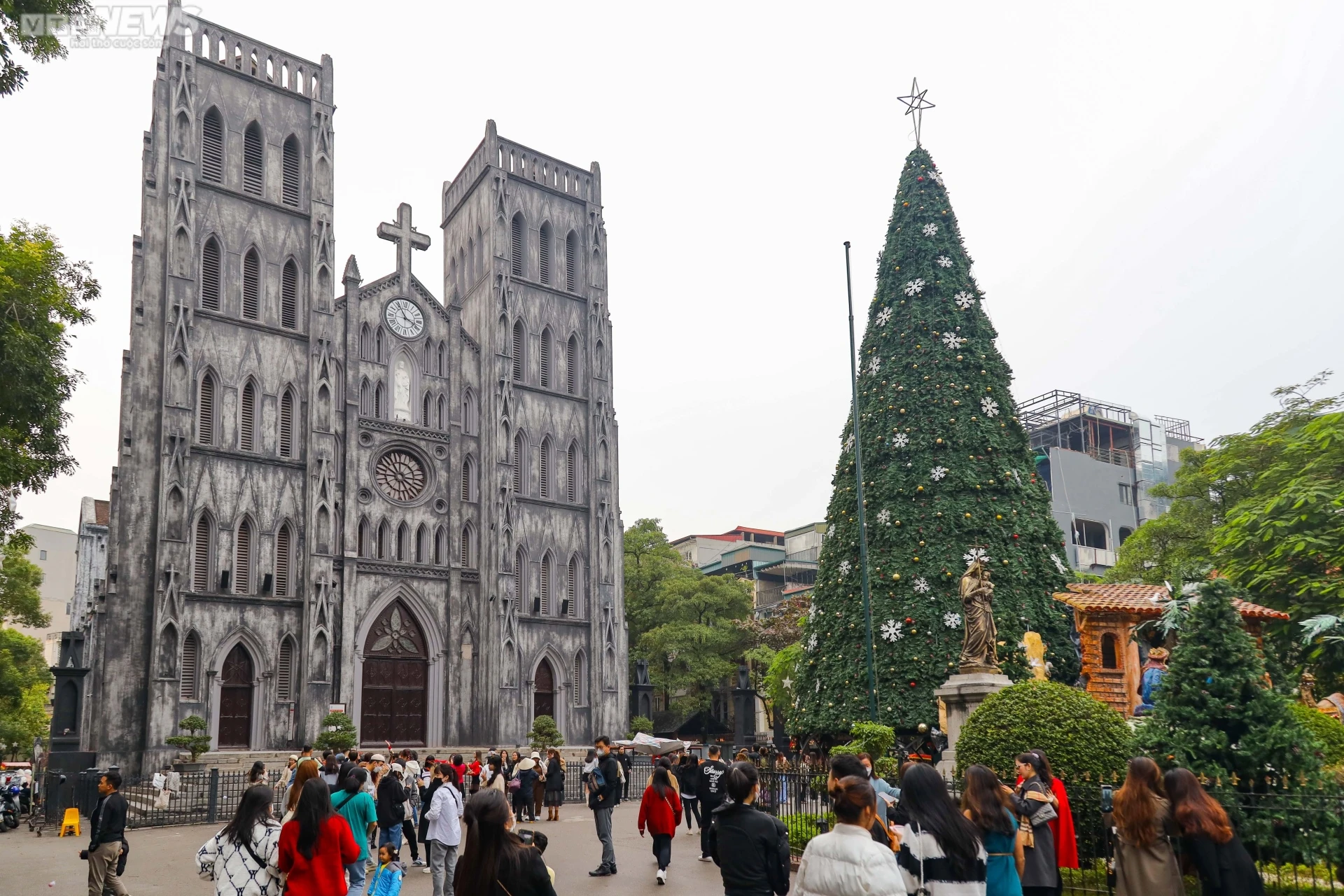 Phố cổ Hà Nội trang hoàng Noel, nườm nượp người vãn cảnh