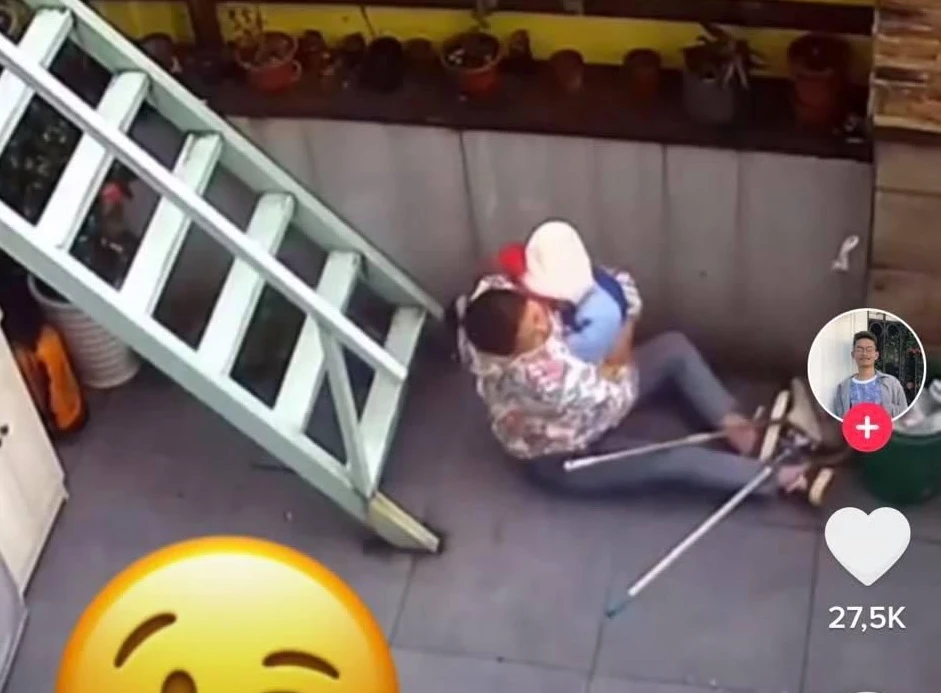 Video: Đang bế con thì trượt, mẹ hành động theo bản năng khiến ai cũngcảm động