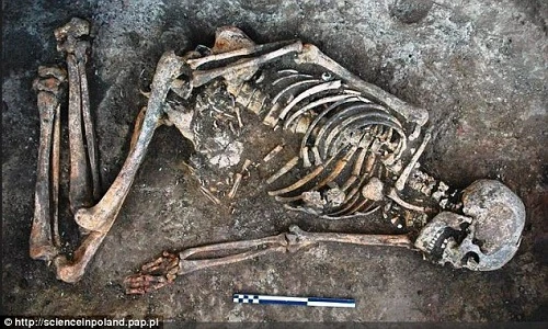 Vén màn bí ẩn hình vẽ kỳ lạ trên bộ hài cốt 4.500 tuổi 