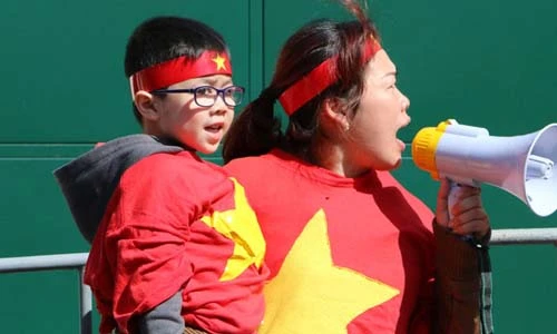 Hình ảnh người Việt ở Séc biểu tình phản đối Trung Quốc