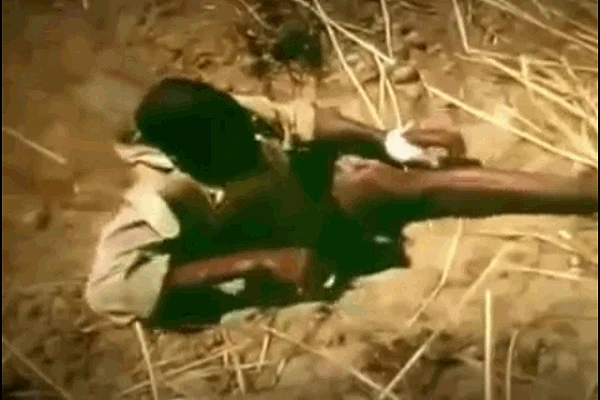 Video: Rợn người cảnh thổ dân châu Phi dùng chân “câu” trăn khổng lồ 