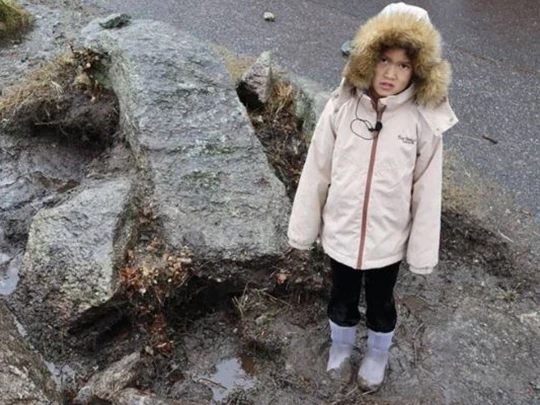 Bé gái nhặt được hòn đá, ai ngờ là dao găm 3.700 tuổi