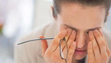 Vì sao càng mệt càng khó ngủ?