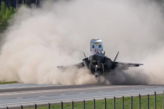 [GALLERY] Mục thị tiêm kích F-35B Ý lần đầu tiên hạ cánh trên cao tốc 