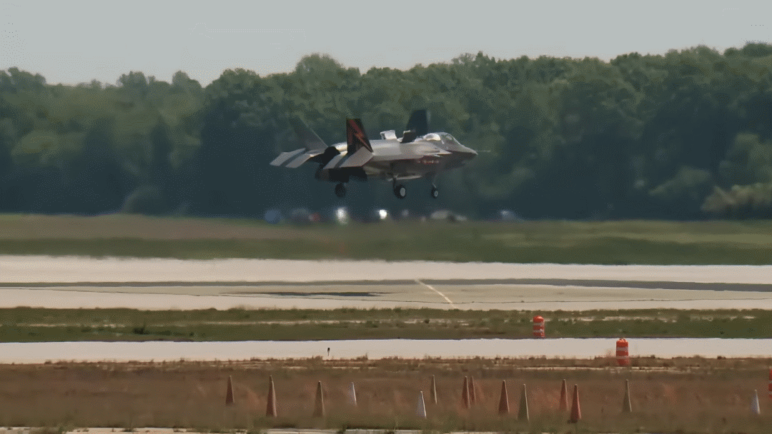 Tuy nhiên, hệ thống STOVL cồng kềnh khiến F-35B có tầm hoạt động và khả năng cơ động thua kém biến thể F-35A không quân và F-35C hải quân. Ngoài thủy quân lục chiến Mỹ, một số quốc gia đồng minh của Washington cũng đặt mua và đang biên chế dòng F-35B.