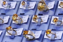 Giá vàng hôm nay 14/8: Tăng tiếp khi đồng USD suy yếu
