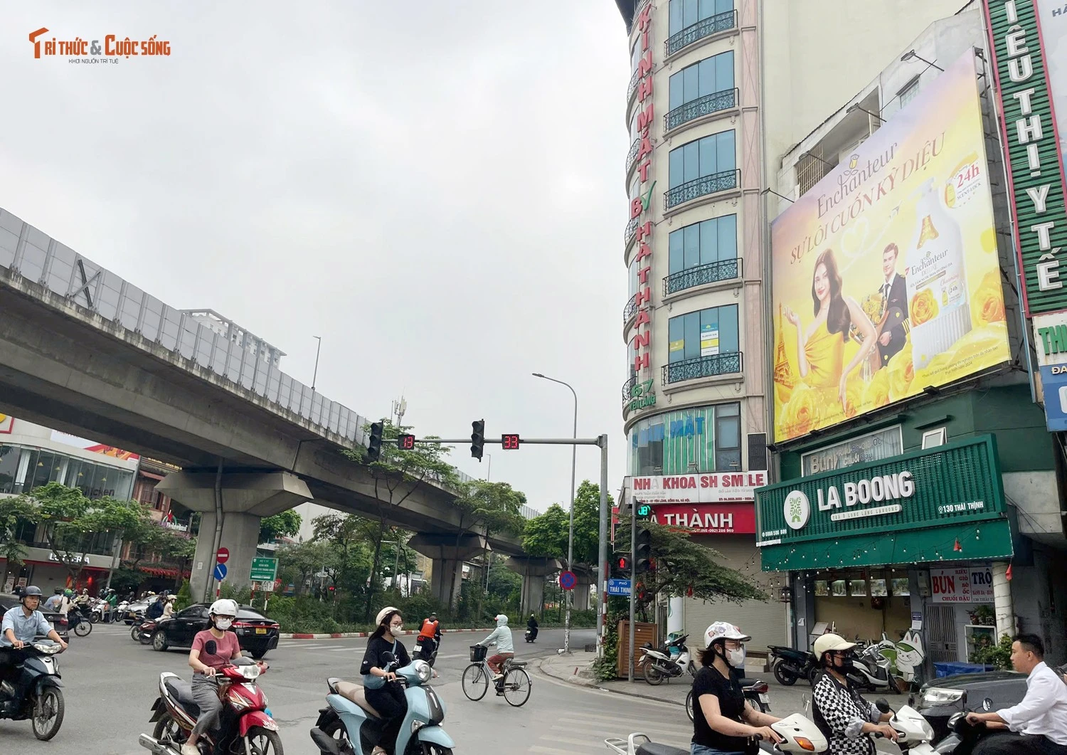 Ma trận bảng, biển quảng cáo ‘khủng’ mất mỹ quan ở Đống Đa