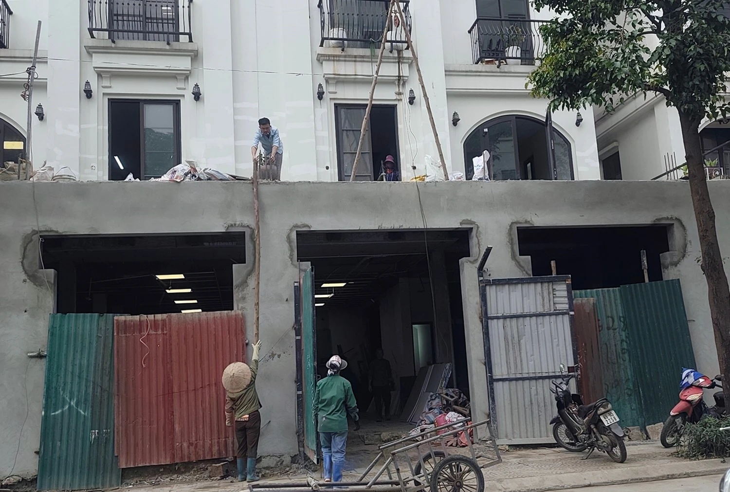 Cận cảnh các biệt thự ở KĐT mới Đại Kim cơi nới tầng tràn lan