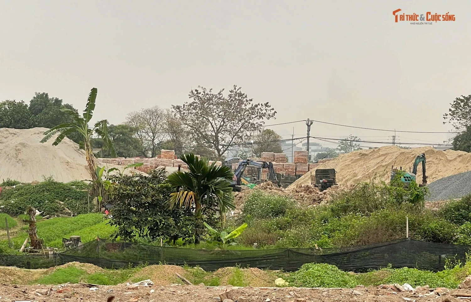 Bãi tập kết VLXD nhếch nhác, ô nhiễm 'nằm chình ình' ở Tây Tựu