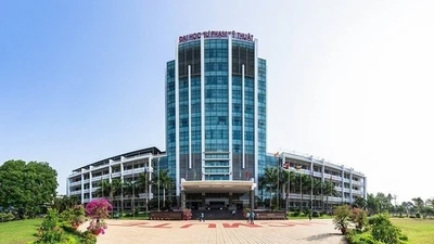 Mối quan hệ lạ trong các gói thầu tại ĐH SPKT TP.HCM