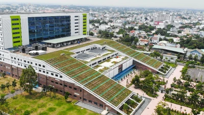 Nhà thầu liên tục yêu cầu làm rõ HSMT gói thầu thiết bị BV Đa khoa Hóc Môn