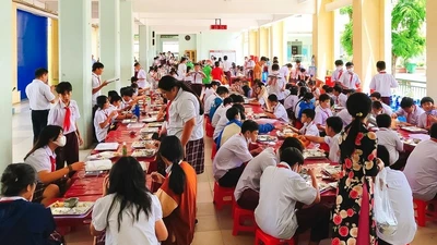 Lật hồ sơ "tân binh" thâu tóm các gói thầu suất ăn học đường TPHCM