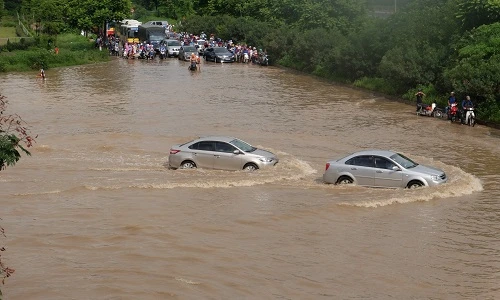 Đường HN thành sông, người dân vật vã tìm lối thoát