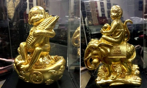 Chi tiền triệu mua tượng quý linh tuổi thân 2016 mạ vàng