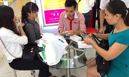 Dân Hà Nội nhộn nhịp sắm bộ đôi iPhone 6S chính hãng