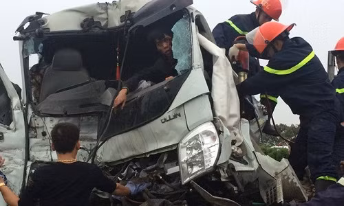 Ảnh: Cảnh sát cắt nóc xe tải cứu tài xế kẹt trong cabin