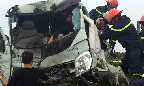 Ảnh: Cảnh sát cắt nóc xe tải cứu tài xế kẹt trong cabin