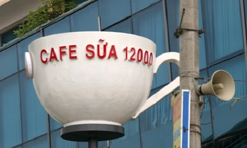 Biển quảng cáo hình thù độc lạ trên đường phố Việt Nam