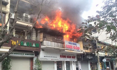 Ảnh: Cháy ngùn ngụt ở Bát Đàn - Hà Nội, khói đen mù mịt