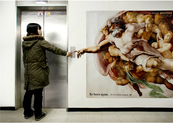 Cười té ghế xem biển quảng cáo độc lạ ở thang máy