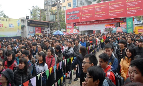 Rồng rắn xếp hàng mua điện thoại Lumia giá sốc ở HN