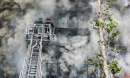 Hình ảnh đẹp về lính cứu hỏa xả thân gây xúc động mạnh