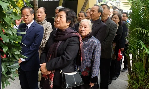 Người dân Hà Nội xếp hàng dài viếng lãnh tụ Cuba Fidel Castro