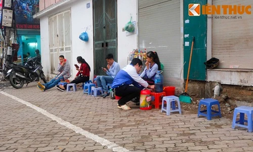 Chùm ảnh: Hàng rong dạt sau vạch kẻ vỉa hè mưu sinh