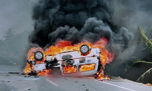 Hiện trường xe cấp cứu cháy rụi sau khi tông xe máy