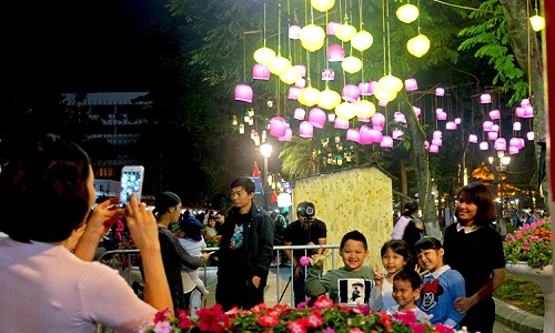 Đã mắt ngắm hàng nghìn đèn lồng cực độc ở phố đi bộ