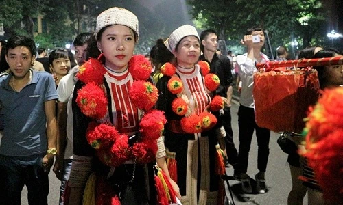 Cô dâu người Dao xinh hút hồn trên phố đi bộ Hồ Gươm