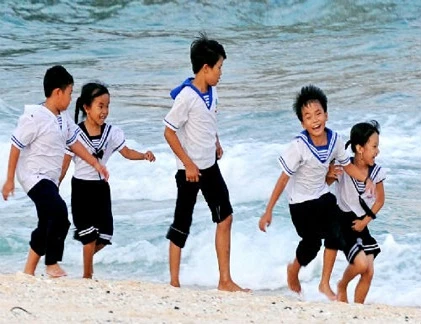 Ngày hè vui tươi của trẻ em biển đảo