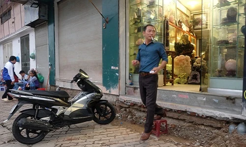 Ảnh: Dân bắc ghế vào nhà trên tuyến đường "đắt nhất hành tinh"