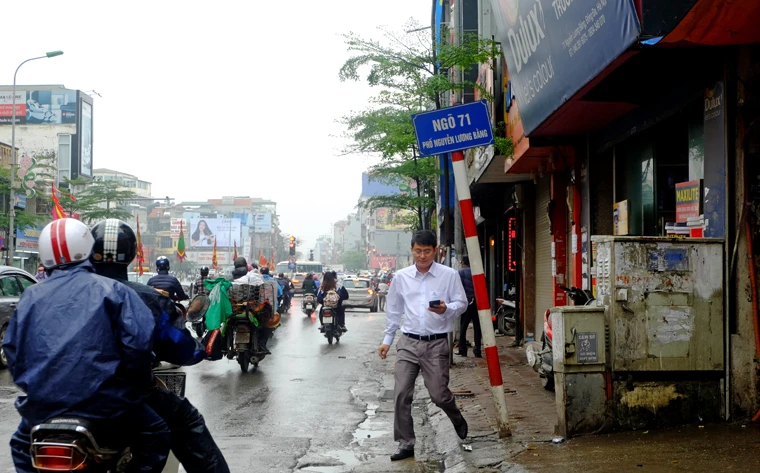 Người đi bộ liên tục né “bom điện” dày đặc trên vỉa hè Hà Nội