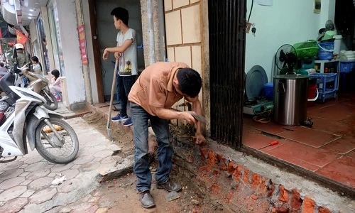 Ảnh: Người dân tay xẻng tay búa sửa bậc thềm vừa bị đập bỏ