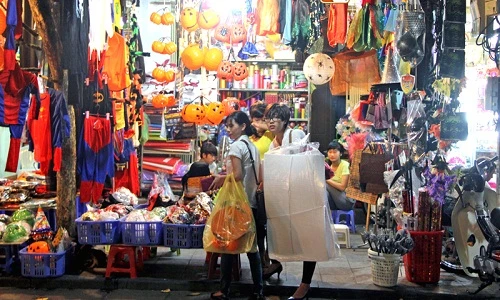 Người Hà Nội nhộn nhịp sắm đồ kinh dị chơi Halloween