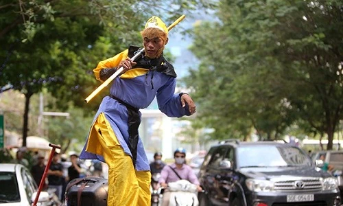 “Tôn Ngộ Không” hốt bạc nhờ múa gậy ở Hà Nội