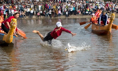 Ảnh: Chị em cuồng nhiệt thi nấu cơm, bắt vịt trên sông