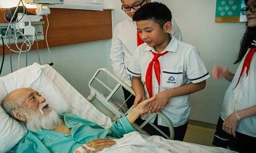 Hình ảnh xúc động của thầy Văn Như Cương và học trò
