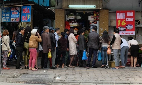 Ảnh: Người Hà Nội xếp hàng dài mua bánh trôi bánh chay