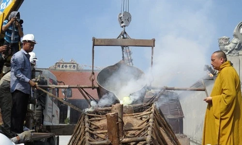 Cận cảnh đúc tượng Phật bảo tháp 13 tầng ở Hải Phòng