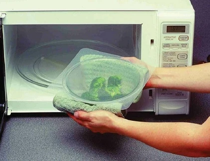 Hoa mắt đồ nhựa, loại nào dùng được với lò vi sóng?