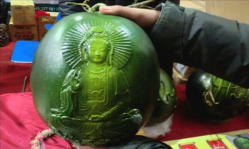 Cận cảnh dưa hấu hình nổi siêu độc đổ bộ Hà Nội